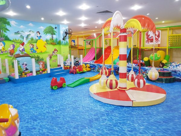 Đu quay cây dừa luôn là trò chơi được các bạn nhỏ yêu thích nhất