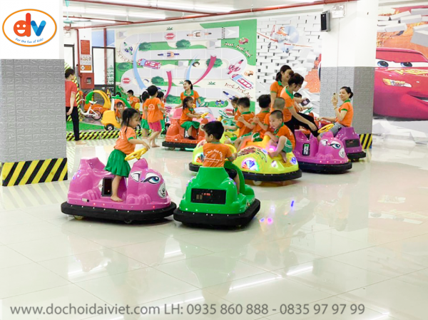 Các bạn nhỏ đang tham gia trò chơi xe điện đụng