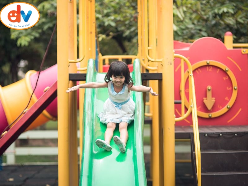 Với khu vui chơi ngoài trời, các bé có thể thỏa sức vui chơi và khám phá