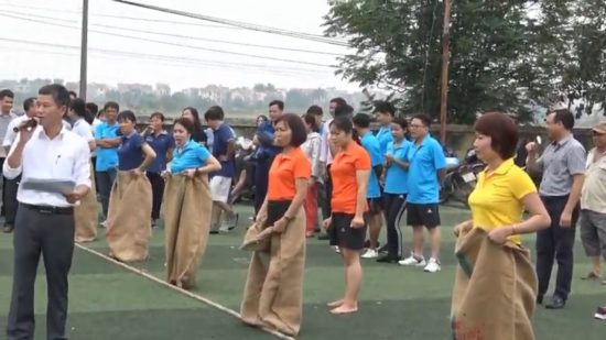 Trò chơi team building – Nhảy bao bố tiếp sức