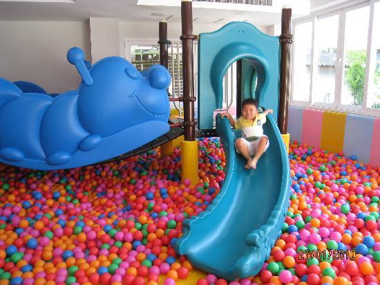 nhà bóng mầm non