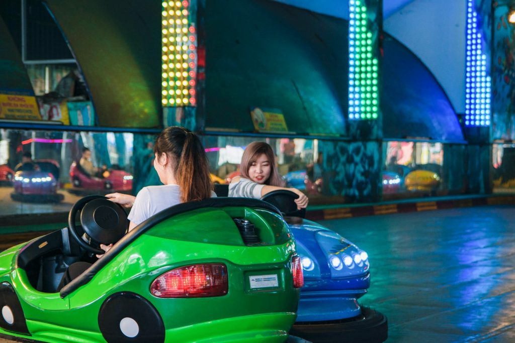 Quy tắc chơi trò chơi xe điện đụng trong công viên