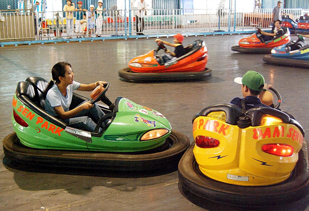 Quy tắc chơi trò chơi xe điện đụng trong công viên